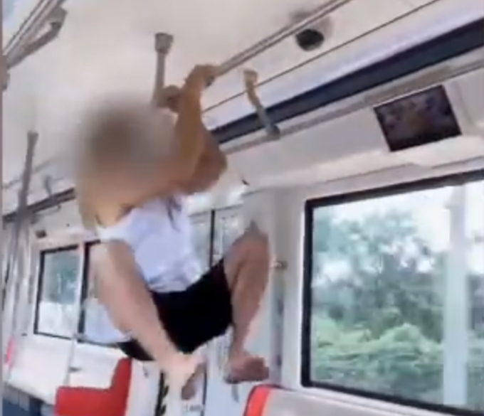 地铁不文明|大连地铁回应两外国人攀爬扶手：强烈谴责，必须尊重中国的法律法规