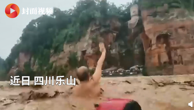 热点|乐山大佛脚下三男子洪水中游泳？水中漂浮垃圾，景区称正核实