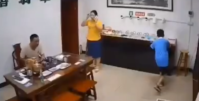 搞笑|店主回应熊孩子尬舞扯翻一桌翡翠：损失十几万，孩子没事也没责备