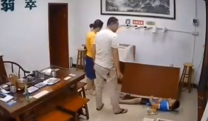 搞笑|店主回应熊孩子尬舞扯翻一桌翡翠：损失十几万，孩子没事也没责备