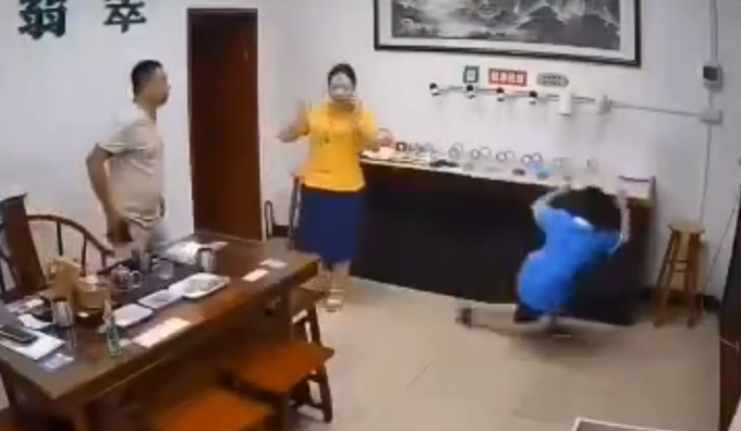 搞笑|店主回应熊孩子尬舞扯翻一桌翡翠：损失十几万，孩子没事也没责备
