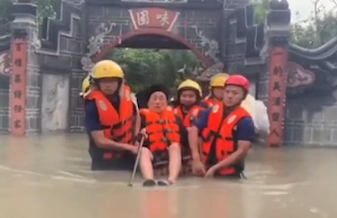 抗洪|辛苦了！抗洪战士凌晨归队发现营房被淹，没来得及自救又来任务了