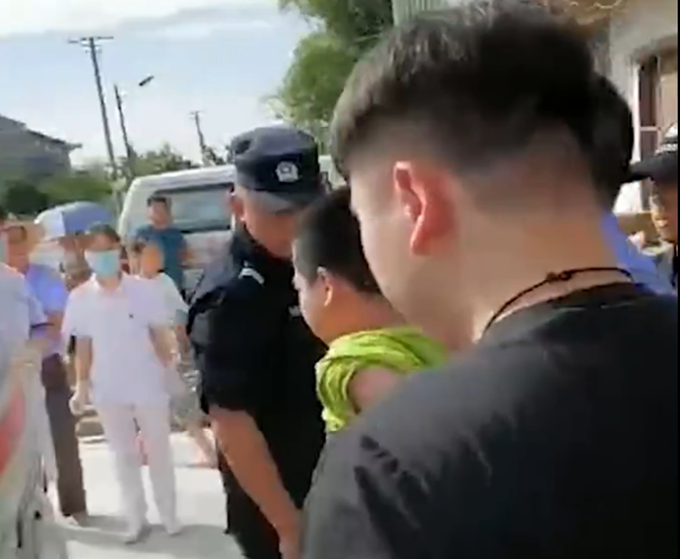 少年犯罪|15岁少年殴打奶奶持匕首挑衅警察，初步判断其有心理障碍