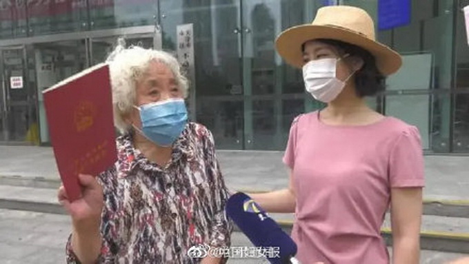 热点|结婚57年连菜刀都要AA的夫妻离婚了，奶奶：我一定要去吃喜面！