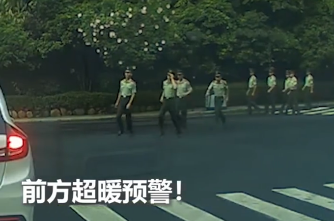 摔倒|超暖！兵哥哥抱起车流中摔倒女子，网友点赞