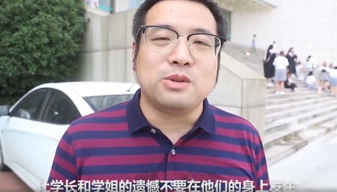毕业照|班主任带大二学生拍毕业照：提前拍了，不想像2020届留有遗憾