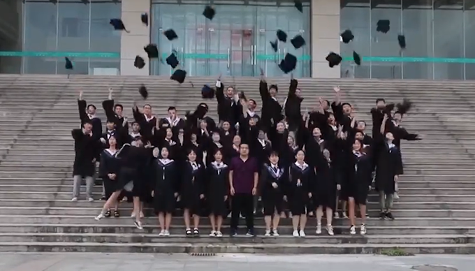 毕业照|班主任带大二学生拍毕业照：提前拍了，不想像2020届留有遗憾