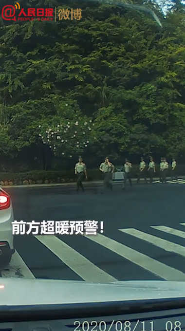 热点|超暖预警！兵哥哥抱起车流中摔倒女子，网友羡慕：我也想要公主抱