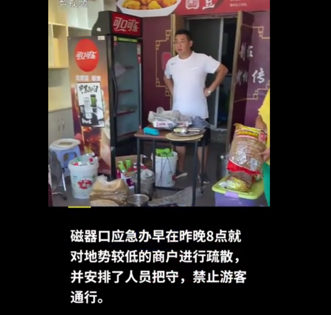 推荐|直击现场！重庆洪崖洞附近商业街被淹，水已没过记者小腿