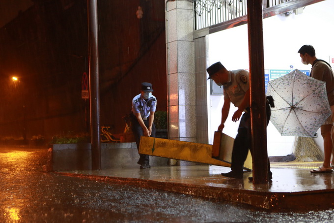 |北京公交警方全力应对强降雨天气，确保公共交通安全运行