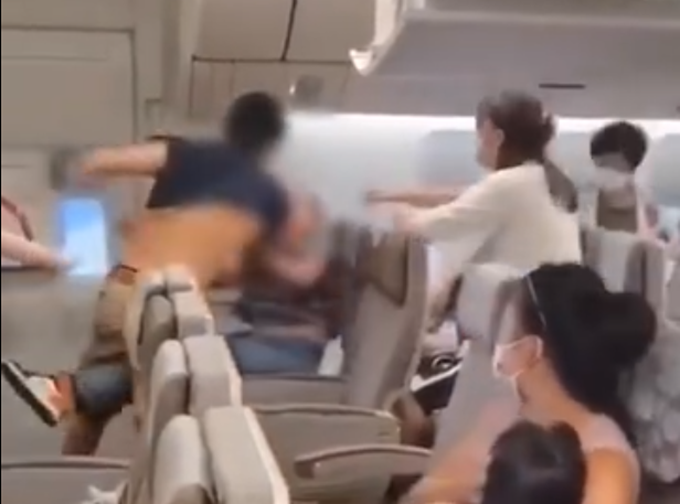 东航|东航回应机舱内两男子打架：下客过程中发生冲突，经调解后分别离开