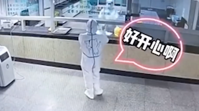 医护人员|可爱！看到核酸样本减少新疆医护人员开心到跳舞