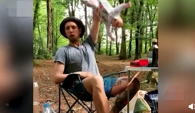 热点|匪夷所思！俄罗斯奶爸单手倒抓婴儿摇晃，称猴子后代需要这种活动