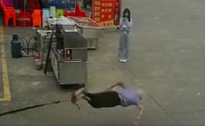 宠物狗|老人被狗绳绊倒摔地后身亡，监控拍下全过程，飞来横祸！