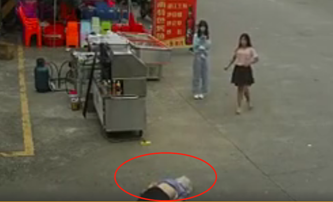 宠物狗|老人被狗绳绊倒摔地后身亡，监控拍下全过程，飞来横祸！