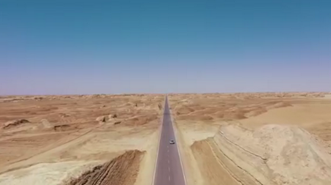 |青海网红公路设警示牌禁拍照，网友：安全永远第一！