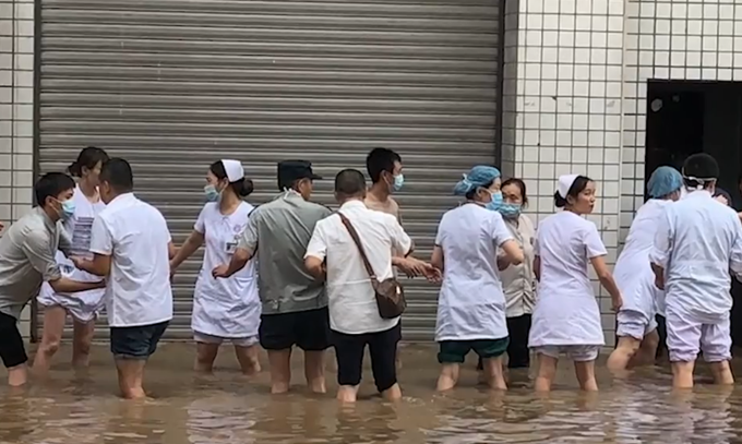 医护|乐山人民医院一楼被淹，医护在洪水中转移200箱病历，向守护者致敬！