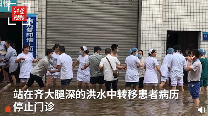 |医护在洪水中转移200箱病历，每箱80斤重！