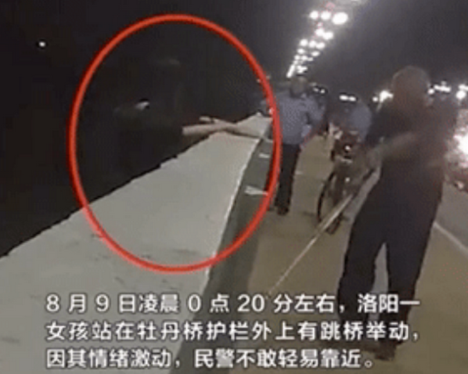 推荐|大爷深夜“碰瓷”，却被全网点赞！