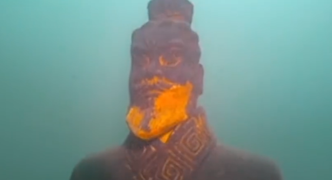 |疑似云南抚仙湖发现神秘古物，有网友质疑其做旧太明显