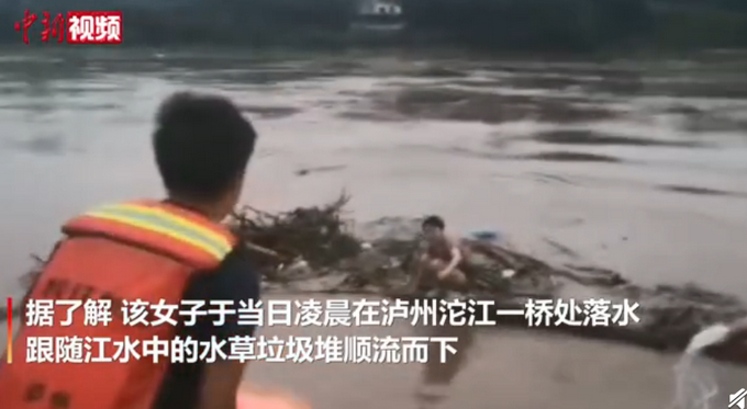 热点|命大！四川一落水女子踩木头漂流一夜后获救，网友：心理素质很强