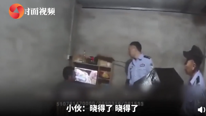 热点|用生命打游戏！暴雨来袭小伙淡定打游戏不愿撤离：我不能卖队友嘛