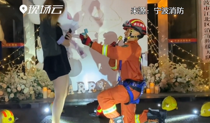 推荐|消防员专有浪漫！抗洪归来消防员高空索降求婚，网友：好甜好甜，祝幸福