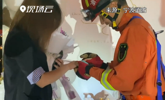 推荐|消防员专有浪漫！抗洪归来消防员高空索降求婚，网友：好甜好甜，祝幸福