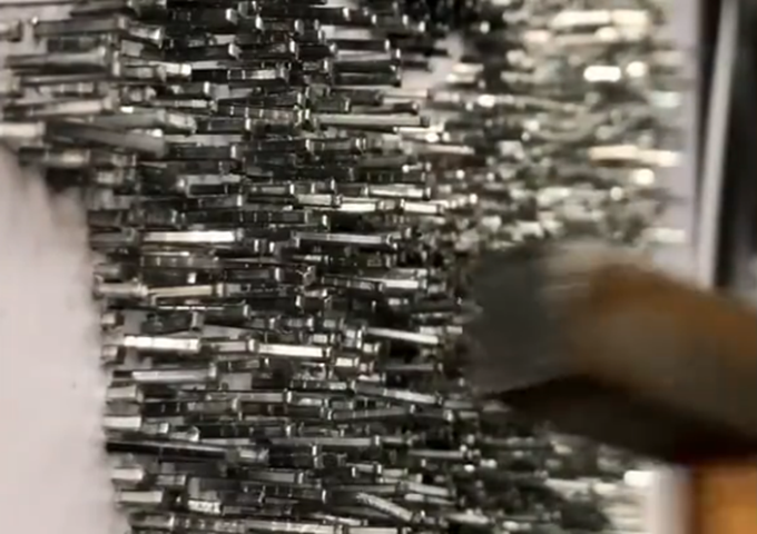 艺术|密集恐惧症慎入，美术老师用钉子作画，画大象用7万颗钉子