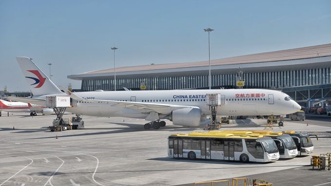 熔断令|民航局对两家航空公司发出熔断指令，熔断航班将暂停运行一周