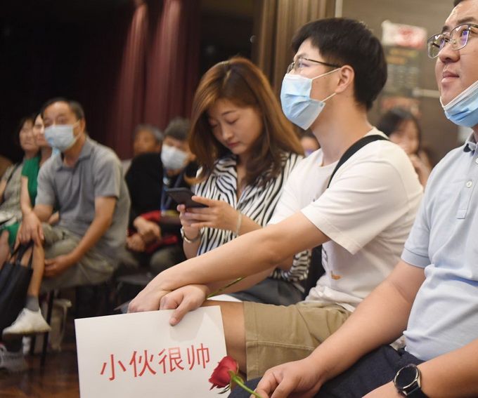 |百名大妈义务做红娘，七夕组团给年轻人找对象