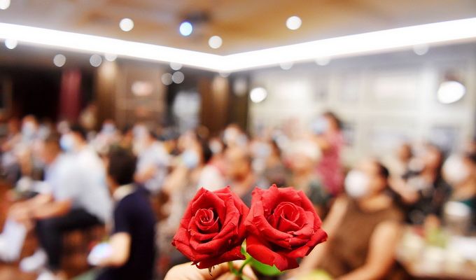 |百名大妈义务做红娘，七夕组团给年轻人找对象