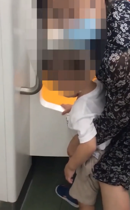 热点|家长带男童地铁内小便，称会擦干净，网友：为啥不穿纸尿裤？