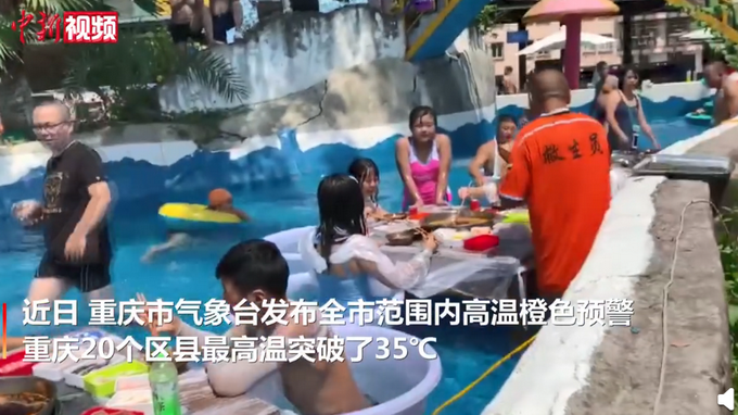 热点|重庆游客坐冰桶里吃火锅，网友发出灵魂拷问：不怕拉肚子吗？