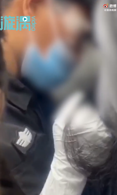 热点|深圳地铁回应安全员闻女乘客头发：停职，警方已介入