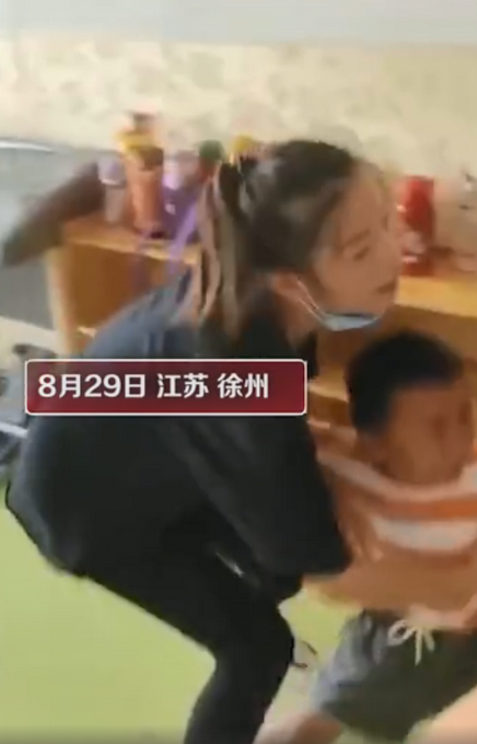 热点|幼儿园开学第一天场面失控！小朋友哭喊着要回家，网友：哭是会传染的
