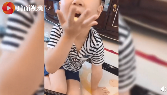 热点|男孩被自己送妈妈的礼物寒酸哭了：爸爸送的多精致，我送的是破纸片