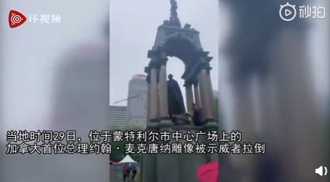 |加拿大抗议者推倒首任总理雕像，现场画面曝光，雕像头部当场断裂