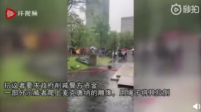 |加拿大抗议者推倒首任总理雕像，现场画面曝光，雕像头部当场断裂