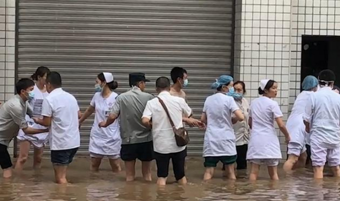 推荐|乐山一小学被淹，200名家长接力抢出全校教材 网友：团结力量大