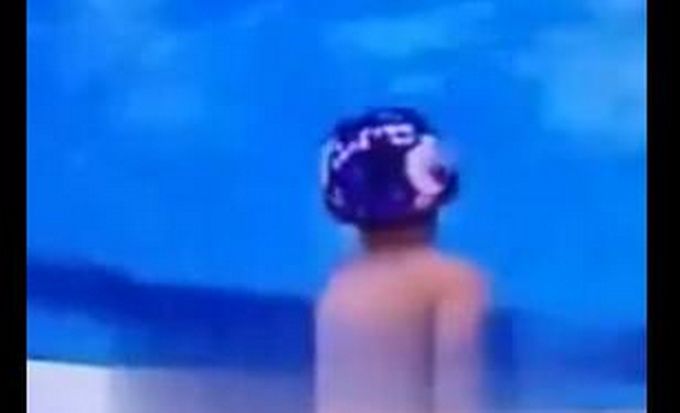 推荐|呼和浩特一男孩泳池内排便家长被索赔1万5，网友热议