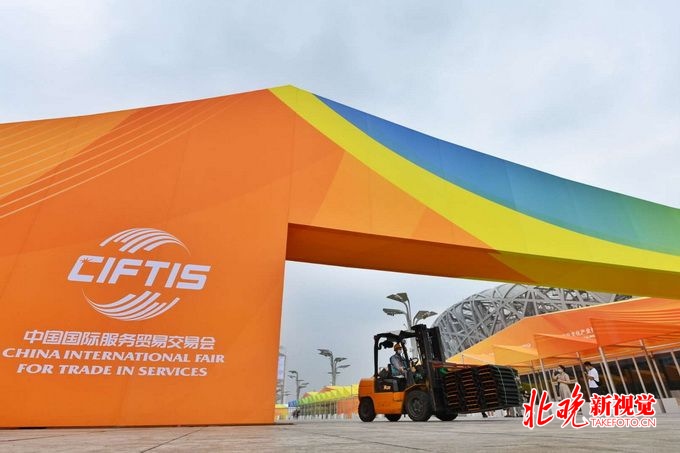 服贸会|全球首发会炒菜能打球的机器人，服贸会展现最新前沿科技