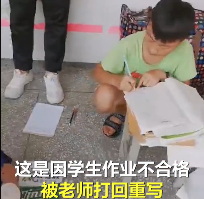 补作业|暑假作业不合格学生趴教室外狂补，网友：像极了以前的自己