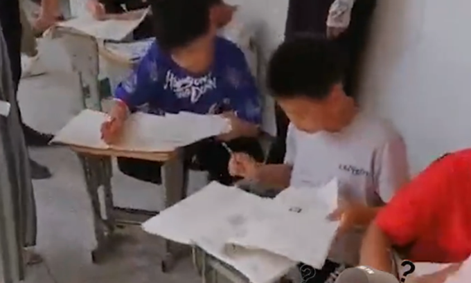 补作业|暑假作业不合格学生趴教室外狂补，网友：像极了以前的自己