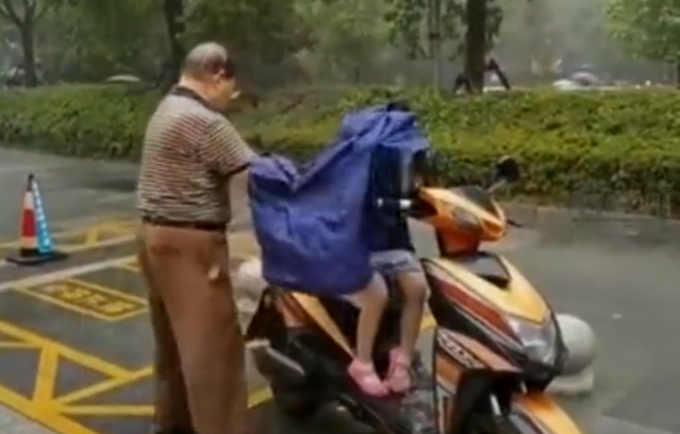 感人|下雨天爷爷护紧孙女自己被浇透，网友：想到自己爷爷了