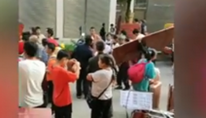 推荐|贵州一学校要求学生自带床板，校长：不是亲戚家卖床板，明年申请统一采购