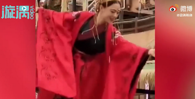 不倒翁|演员表演不倒翁时设备突然断裂，景区回应：设备不是塑料做的