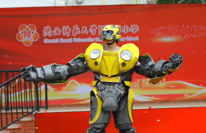 暖心|老师开学典礼扮变形金刚迎新，网友点赞：学校有心了