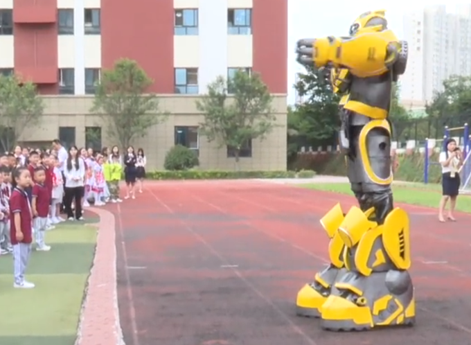 暖心|老师开学典礼扮变形金刚迎新，网友点赞：学校有心了