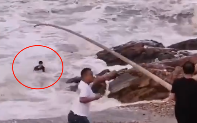 意外事故|海边拍婚纱照3人被海浪卷走，救援队长：新郎被救时还紧紧抱着新娘